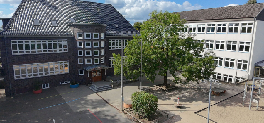 Schulgebaude hoch DJI-fly by Dickert 2025.08.20-15.50.28-wtj4pvmjta0pdkr